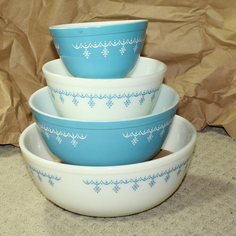Vtg Pyrex Snowflake Blue Garland Nesting Mixing Bowls Set of 4 401 - 404 1970's